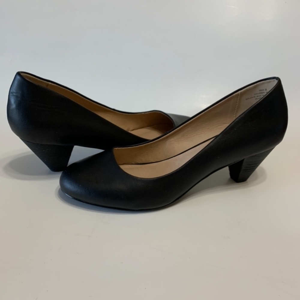 Restricted classic black pumps